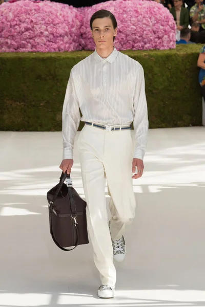 Look 16